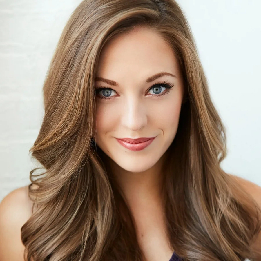 Laura Osnes headshot